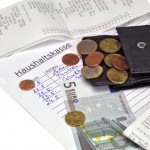 Bargeld, Münzen und das Protokoll der Haushaltskasse (© FM2 / Fotolia))