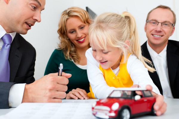 Familie mit Berater - KFZ Kredit (© Kzenon - Fotolia.com)